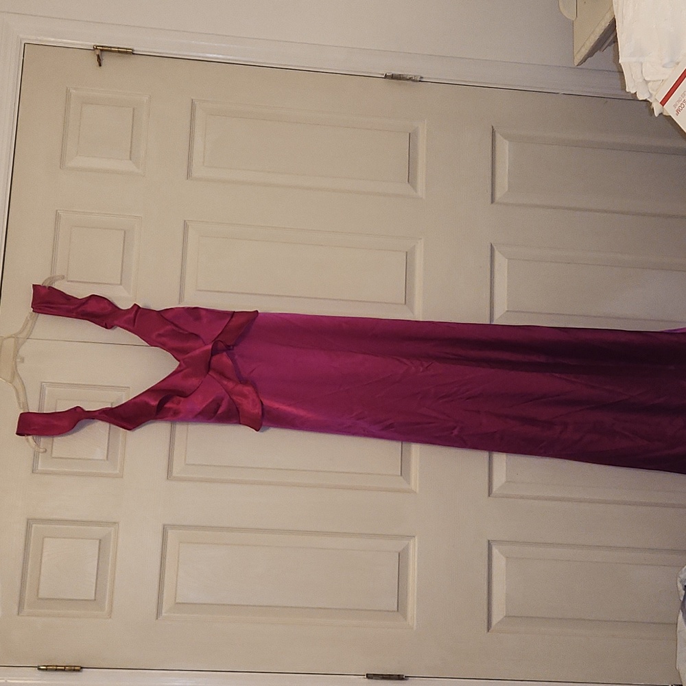 A BEAUTIFUL ELEGANT EVENING DRESS WITH RUFFLE STRAPS AND CRISS CROSS STYLE BACK